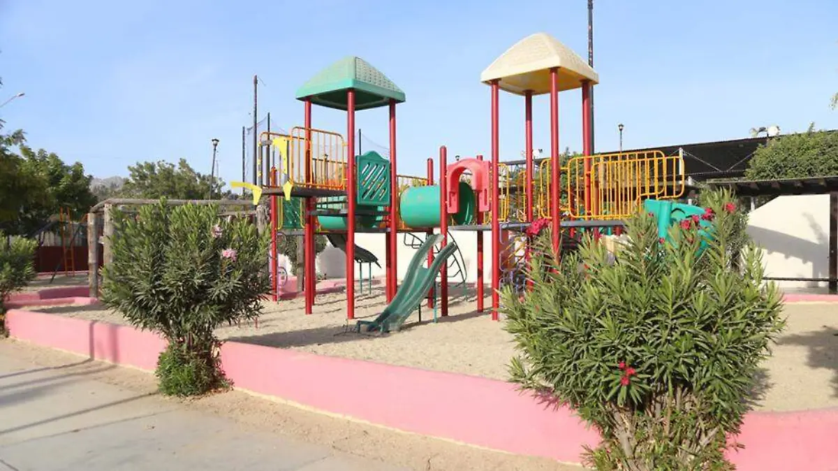 Parque publico juegos infantiles